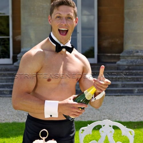 Brunch met een mooie naakte butler naakte butler opent fles champagne