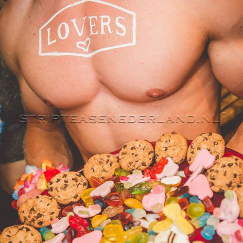 Candyboy snoep uitdelen naakte butler opent fles champagne